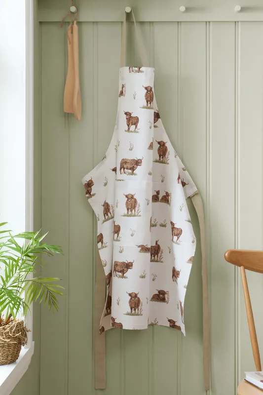 Catherine Lansfield 'Angus Highland Cow' Cotton Kitchen Adult Apron in Natural Natural