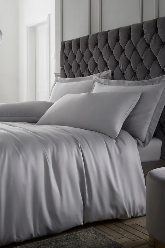 Catherine Lansfield 'Silky Soft Satin' Duvet Set in Silver Size: Single - Silver - Size: Single