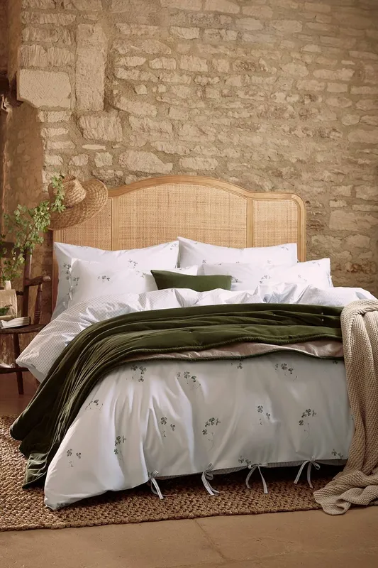 Christy 'Clover' Romantic Floral Cotton Percale Bow-Tied Duvet Cover Set in White Size: Super King - White - Size: Super King