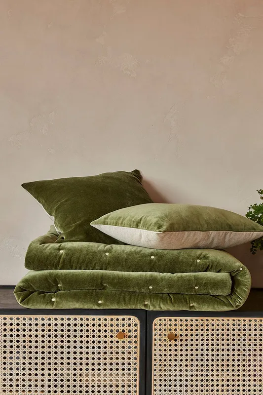 Christy Luxury Quilted Velvet 'Jaipur' Throw in Olive Size: 140 cm x 200 cm Olive 140 cm x 200 cm