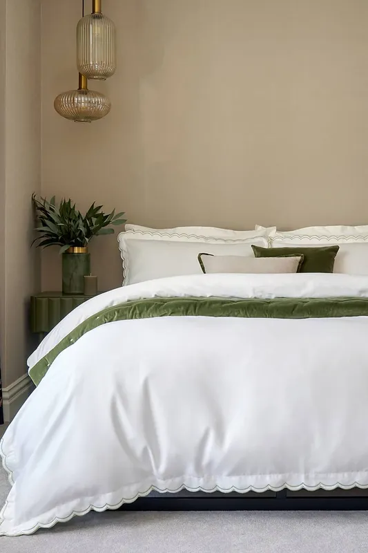 Christy Unisex Scallop Edge Cotton Sateen Duvet Sets in Green Size: King Green King female