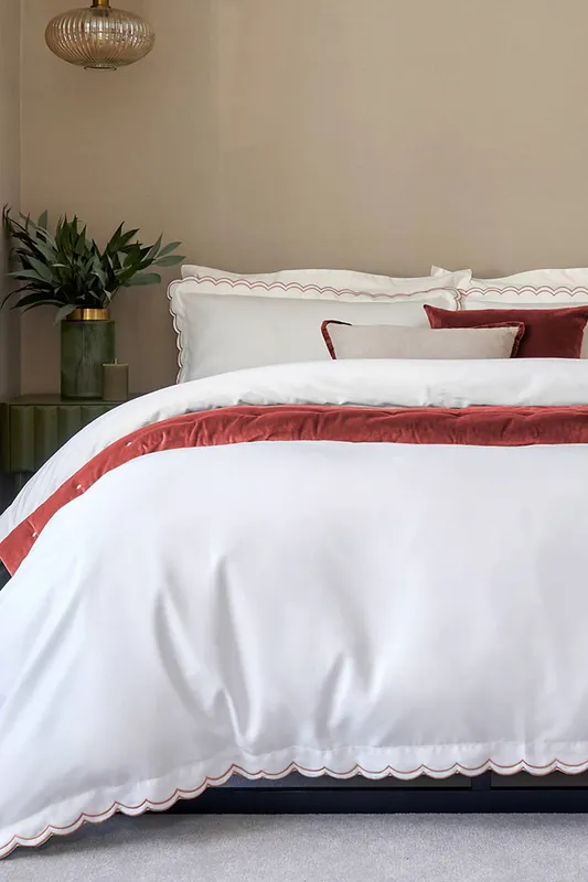 Christy Unisex Scallop Edge Cotton Sateen Duvet Sets in Red Size: Super King Red Super King female