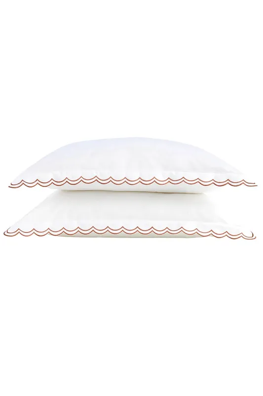 Christy Scallop Edge Cotton Sateen Oxford Pillowcases in Red - Red