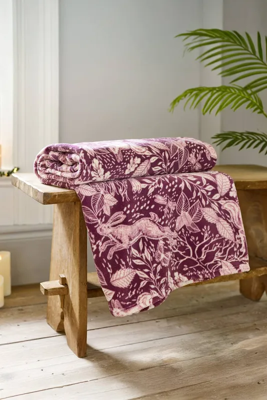Deyongs Winter Forest 140x180cm Throw – Soft Printed Fleece Blanket – Woodland Animal Design in Pink Size: 140cm x 180cm - Pink