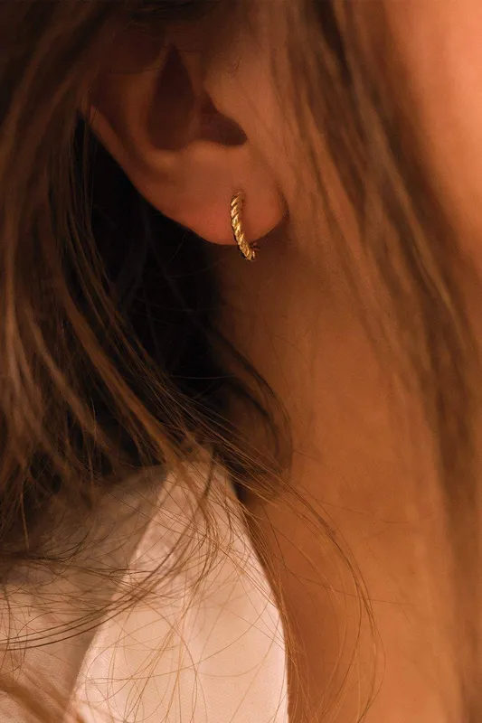 Elk & Bloom Women's Small Gold Thin Hoop Earrings - Gold