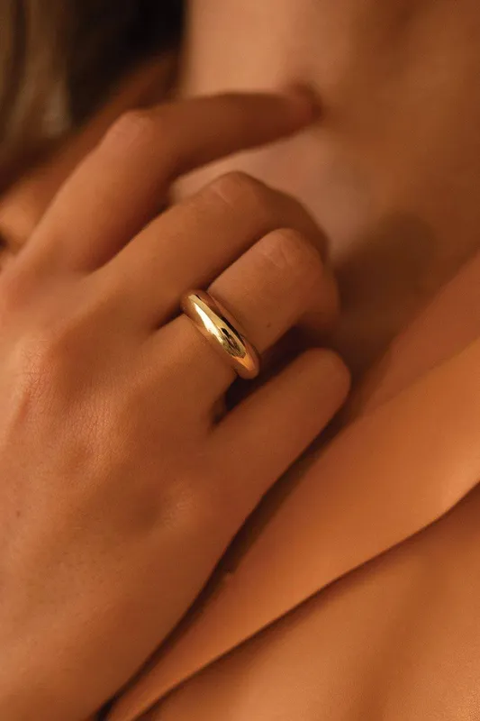 Elk & Bloom Women's Thick 18K Gold Dome Ring Gold female