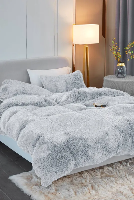 Ezysleep Unisex Silver Faux Fur Duvet Cover Set Size: King Silver female