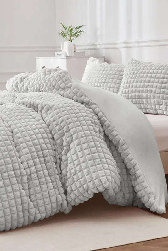 Ezysleep Super Soft Luxury Faux Fur Box Duvet in Silver Size: King - Silver