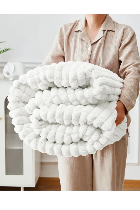 Ezysleep Super Soft Luxury Faux Fur Box Throw in Cream Size: XL - Cream - Size: XL