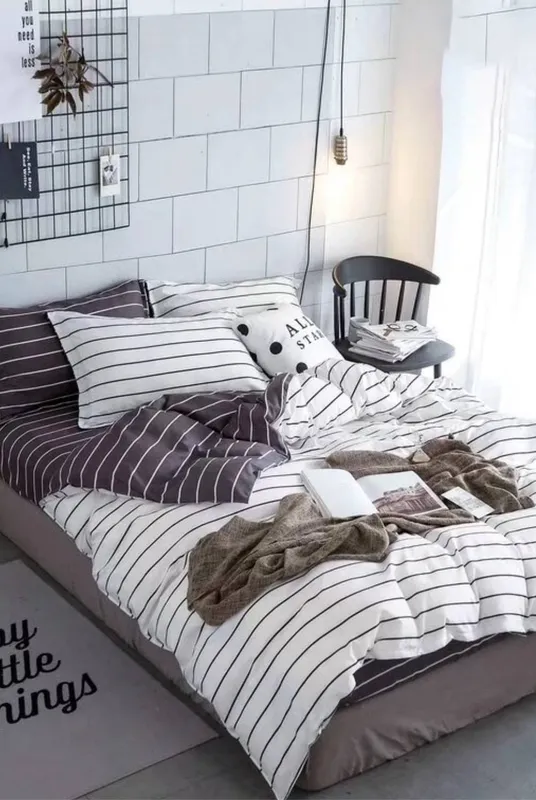 Ezysleep Pinstripe Printed Duvet Set in White Size: King White King