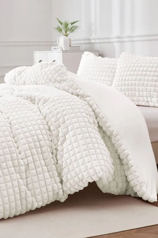 Ezysleep Super Soft Luxury Faux Fur Box Duvet in Cream Size: King Cream King