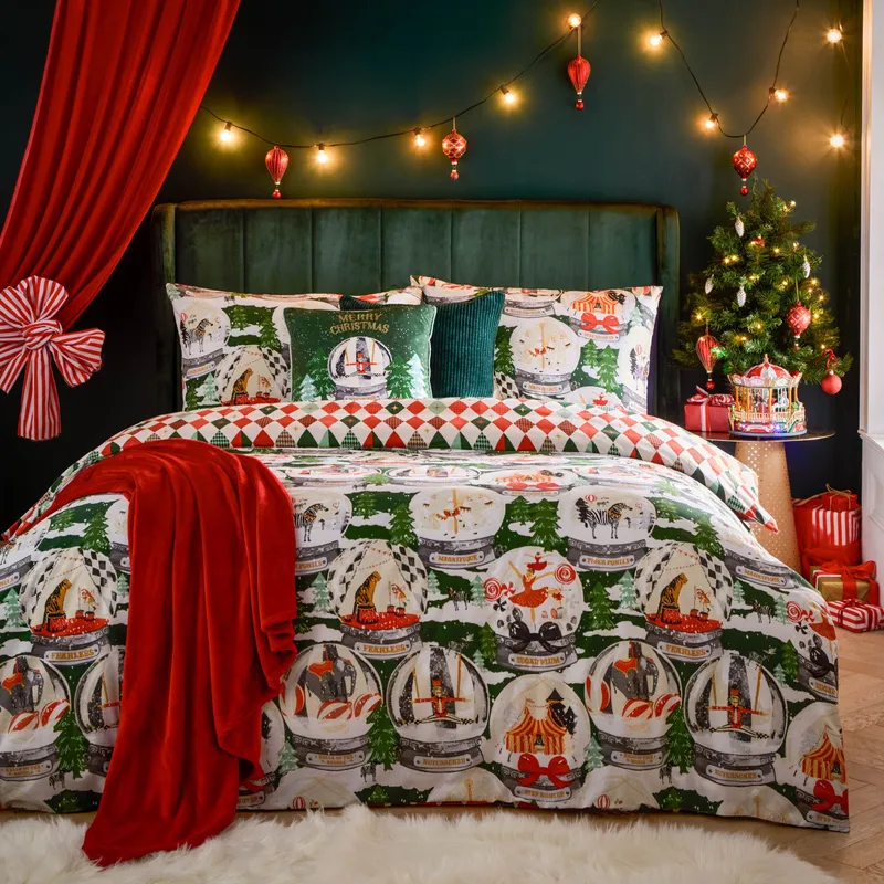 Furn Showtime Festive Duvet Set in Green Size: Double - Green