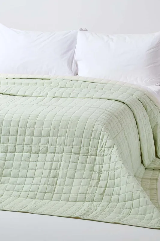 Homescapes Cotton Quilted Reversible Bedspread in Green Size: Single - Green