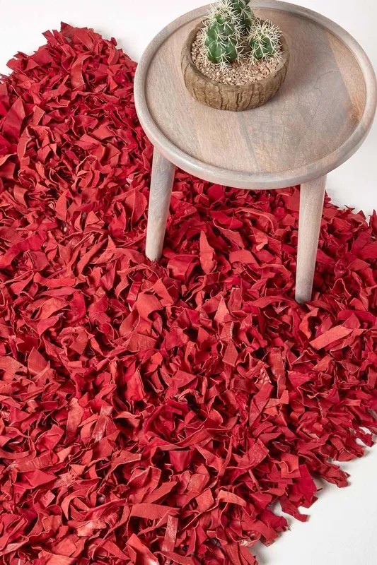 Homescapes Dallas Leather Shaggy Rug in Red Size: 150cm x 240cm - Red