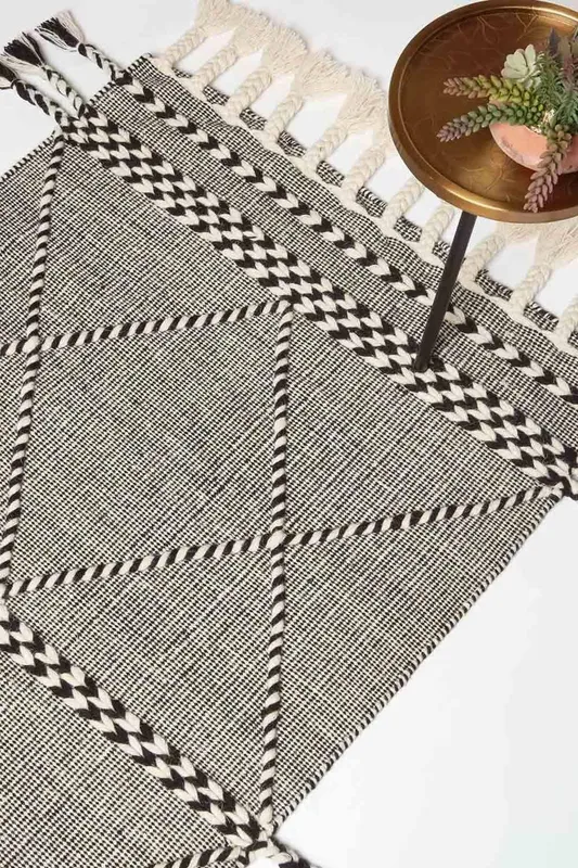 Homescapes Edessa Black & White Kilim Wool Rug Size: 120cm x 170cm - Black