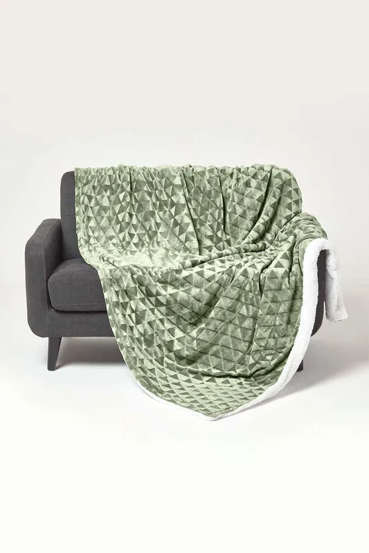 Homescapes Geometric Triangle Velvet Throw in Green Size: 160cm x 200cm - Green