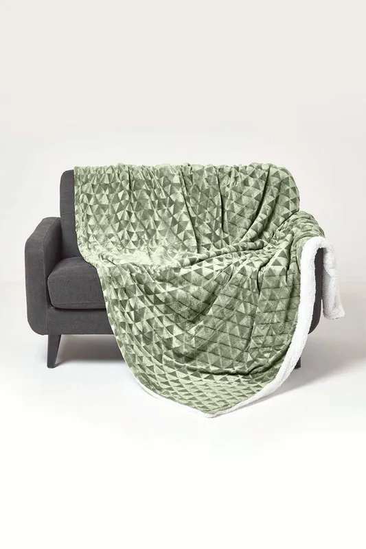 Homescapes Geometric Triangle Velvet Throw in Green Size: 200 cm x 230 cm Green 200 cm x 230 cm