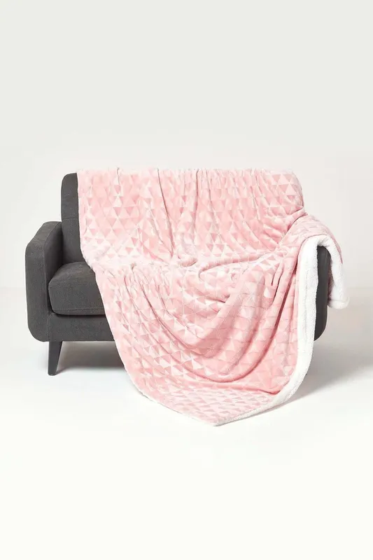Homescapes Geometric Triangle Velvet Throw in Pink Size: 160cm x 200cm - Pink - Size: 160cm x 200cm
