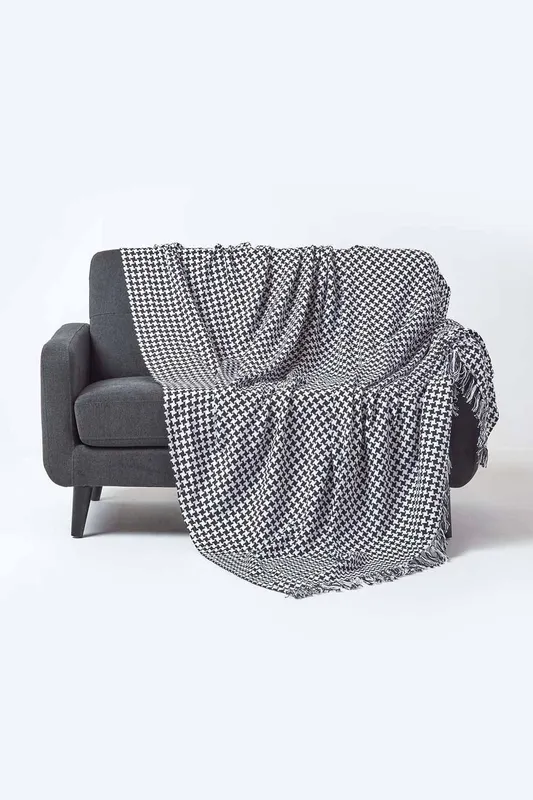 Homescapes Houndstooth 100% Cotton Bedspread Throw in Black Size: 255cm x 360cm - Black - Size: 255cm x 360cm