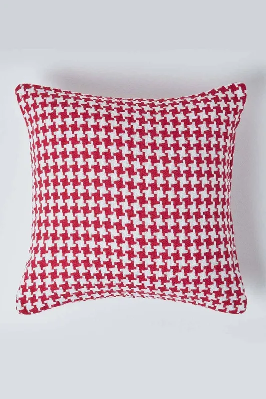 Homescapes Houndstooth 100% Cotton Cushion Cover in Red Size: 60cm x 60cm - Red - Size: 60cm x 60cm