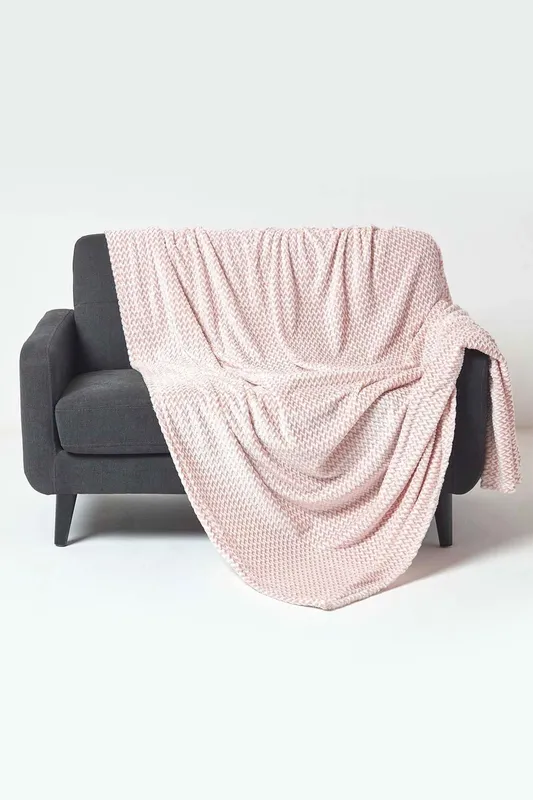 Homescapes Mora Faux Fur Velvet Throw in Pink Size: 200cm x 230cm - Pink