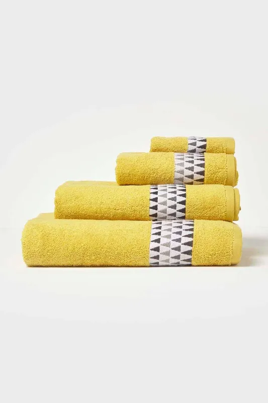 Homescapes Geometric 100% Cotton Towel in Yellow Size: Bath Sheet - Yellow - Size: Bath Sheet