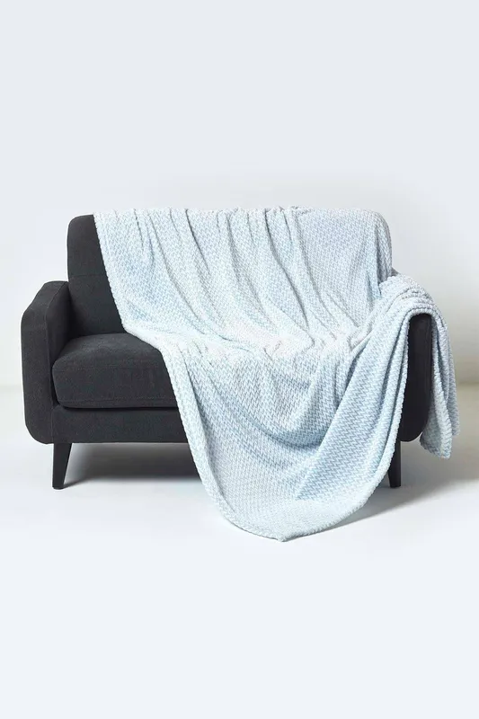 Homescapes Mora Faux Fur Velvet Throw in Blue Size: 130 cm x 160 cm Blue