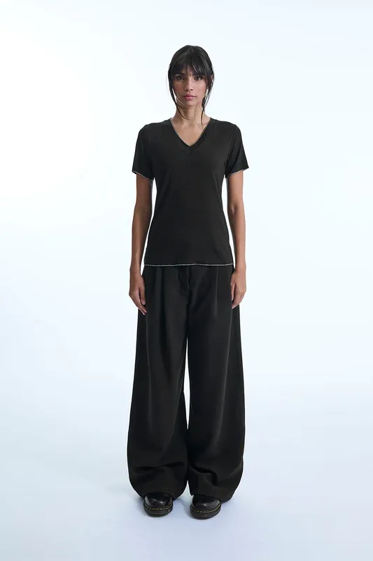 James Lakeland Women's V-neck Black T-shirt Size: 8 Black