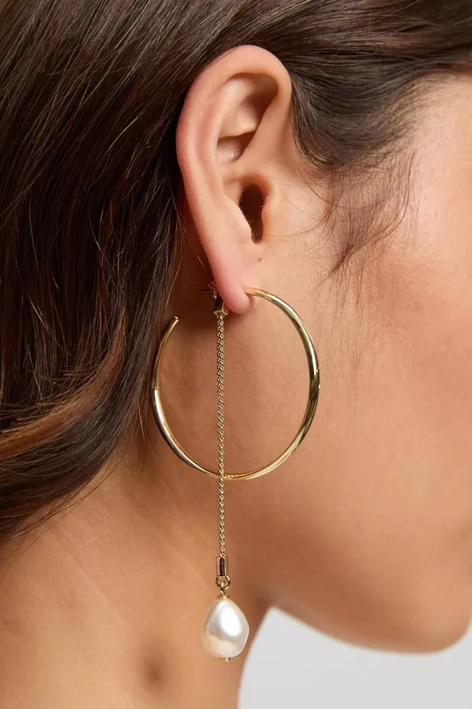 Karen Millen Women's Modern Pearl Hoop Earrings in Gold - Gold