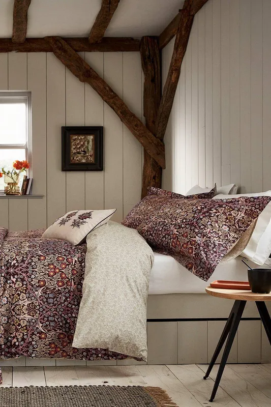 Morris & Co 'Blackthorn' Cotton Duvet Cover Set in Dark Red Size: King Dark Red King