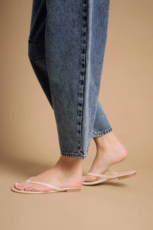 Oasis Women's Jodie Faux Leather Flip Flops in Beige Size: 5 Beige 5