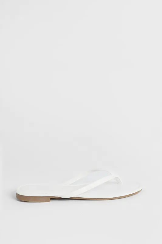 Oasis Women's Jodie Faux Leather Flip Flops in White Size: 4 White