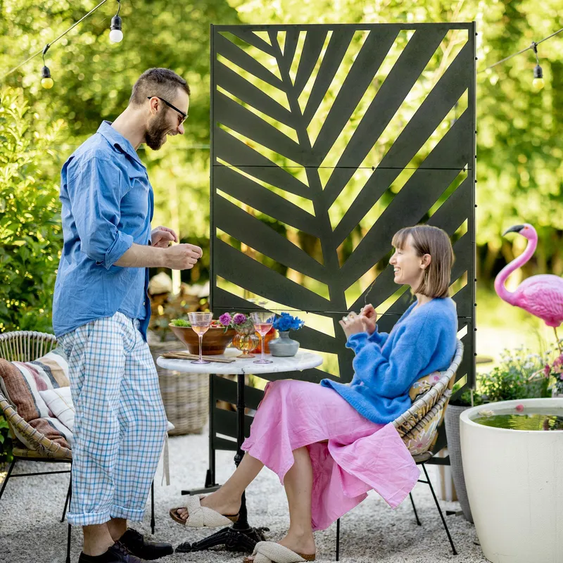 Outsunny - 6.5FT Metal Outdoor Privacy Screen Panel with Stand, Banana Leaf Style