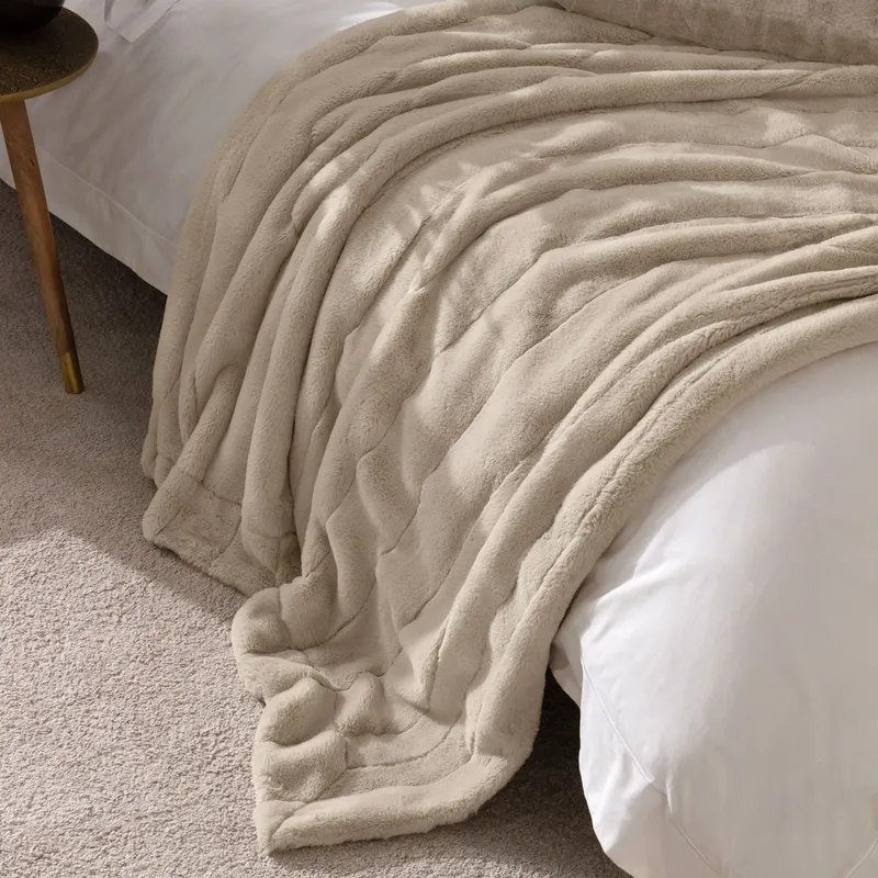 Paoletti Empress Alaskan Faux Fur Throw in Beige Size: 130 cm x 180 cm Beige 130 cm x 180 cm