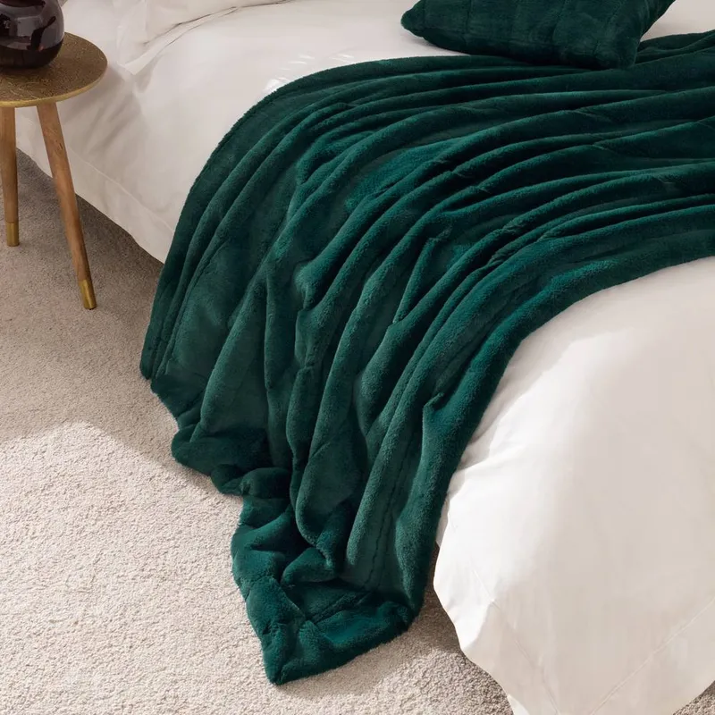 Paoletti Empress Alaskan Faux Fur Throw in Emerald Size: 130cm x 180cm - Emerald