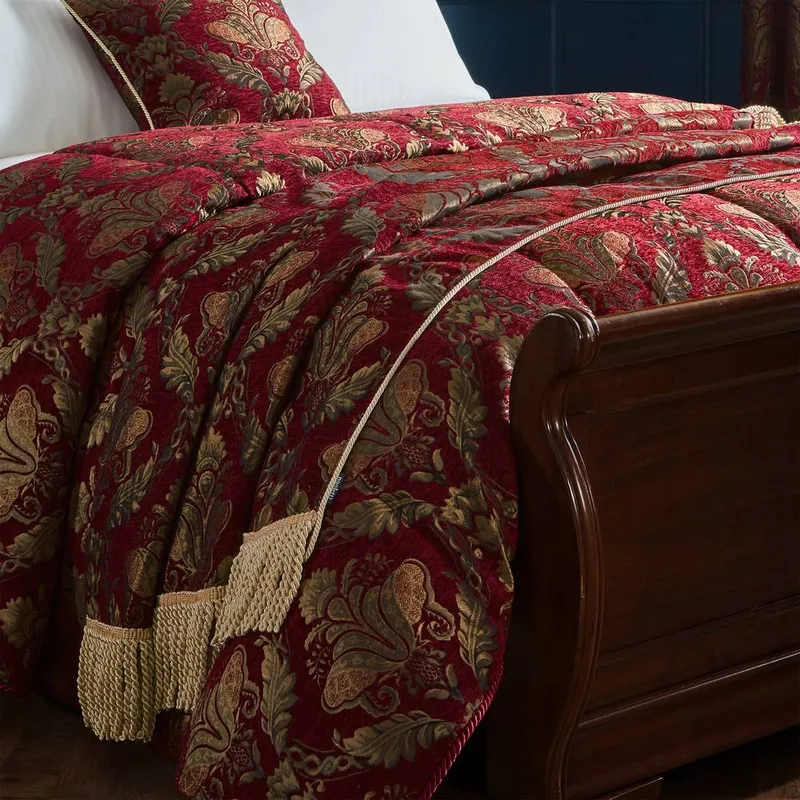 Paoletti Shiraz Traditional Floral Jacquard Throw in Burgundy - Burgundy