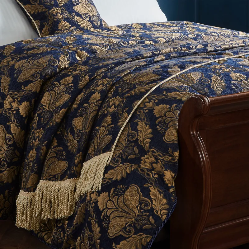 Paoletti Shiraz Traditional Floral Jacquard Throw in Navy - Navy