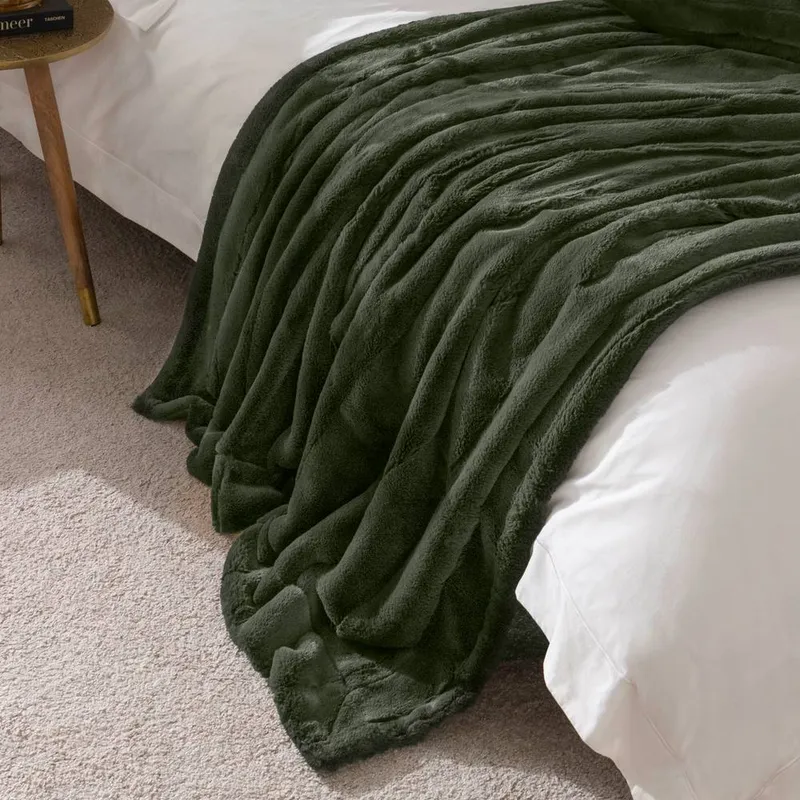 Paoletti Empress Alaskan Faux Fur Throw in Green Size: 130cm x 180cm - Green
