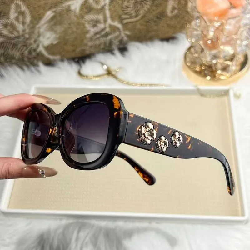 Peach Accessories Women's Floral Sculpted Sunglasses in Brown Brown female