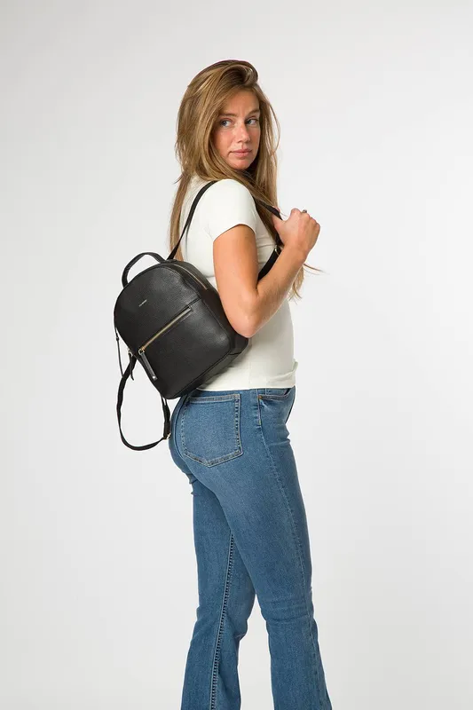 Pure Luxuries London Women's 'Sophia' Leather Backpack in Black Black female
