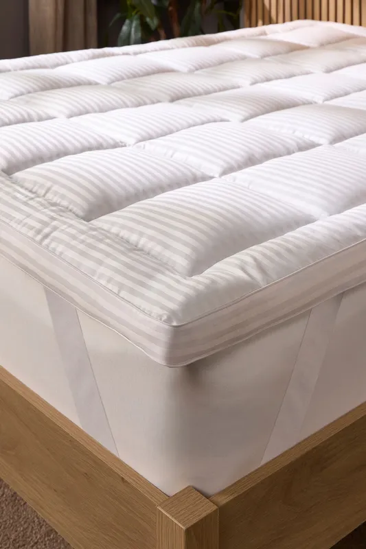 Snuggledown Luxurious Hotel 5cm Mattress Topper in White Size: Super King - White - Size: Super King