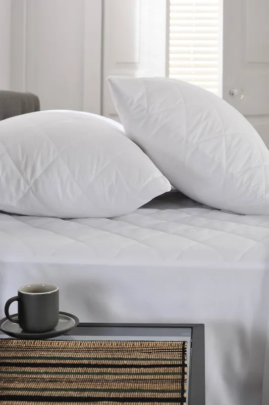 The Lyndon Company Easy Wash Mattress Protector Super King
