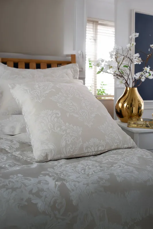 The Lyndon Company Versailles Luxury Jacquard Duvet Cover Bedding Set - Classic Damask Design - Cotton Blend Deyongs 1846 in Natural Size: Single Natural Single