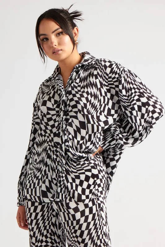 Urban Bliss Women's Geometric Plisse Oversized Shirt in Black Size: 10 Black 10