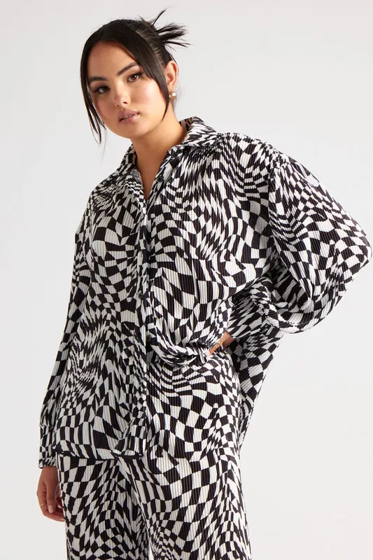 Urban Bliss Women's Geometric Plisse Oversized Shirt in Black Size: 8 Black 8