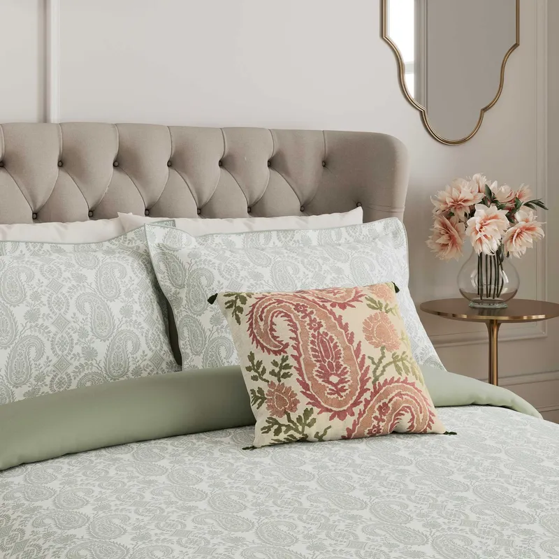 V & A 'Silk Road Paisley' Cotton Duvet Cover Set in Light Green Size: Double Light Green Double