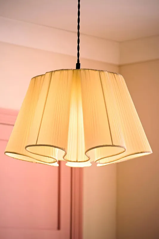 ValueLights Jemima Pleated Scalloped Easy Fit Lamp Shade with Bulb in Cream Cream
