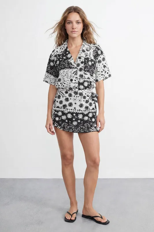 Warehouse Women's Mono Scarf Print Short Size: 8 Mono 8