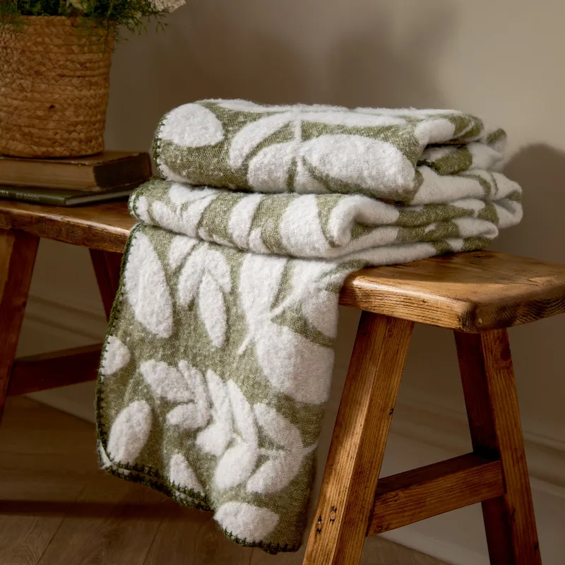 Wylder Nature Unisex Hazel Woven Throw in Olive Size: 130cm x 180cm Olive female