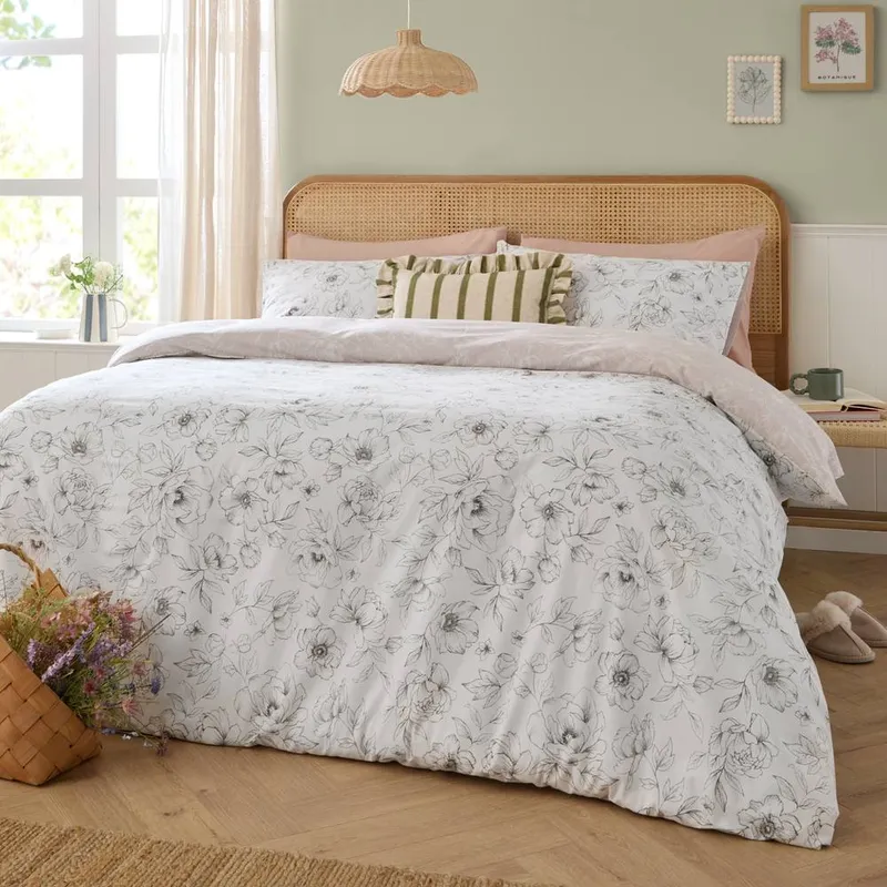 Wylder Unisex Bella Reversible Floral Duvet Cover Set in Natural Size: Double Natural female
